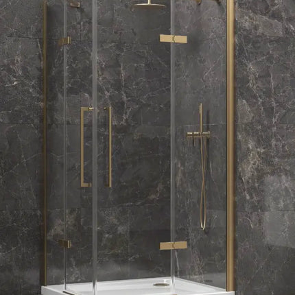Vista tre quarti del box doccia doppia battente 8mm profili oro H200cm con maniglie e miscelatore dorati