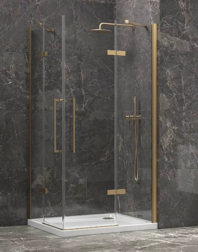 Vista tre quarti del box doccia doppia battente 8mm profili oro H200cm con maniglie e miscelatore dorati