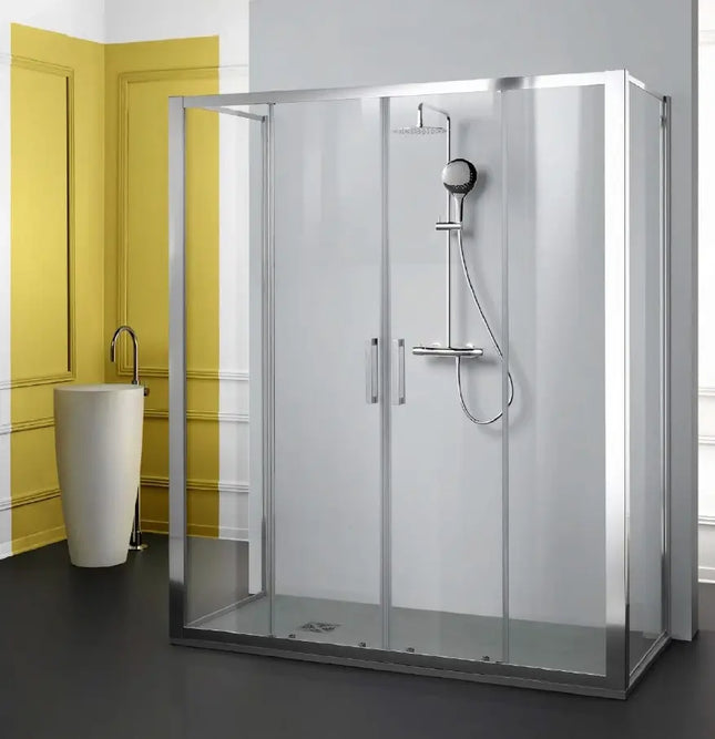 Doppia anta apertura centrale 6mm vista angolare, cristallo trasparente anticalcare H200cm, profili cromati, bagno moderno