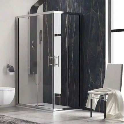 Box doccia scorrevole 6mm H190 profili cromati in bagno con parete in marmo nero e colonna doccia a parete