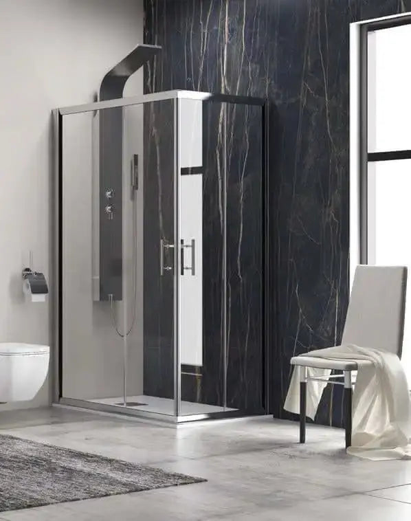 Box doccia scorrevole 6mm H190 profili cromati in bagno con parete in marmo nero e colonna doccia a parete