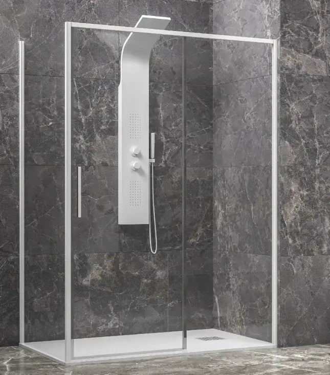 Vista tre quarti del box doccia scorrevole profili bianchi 6mm H200cm con colonna doccia e piatto bianco