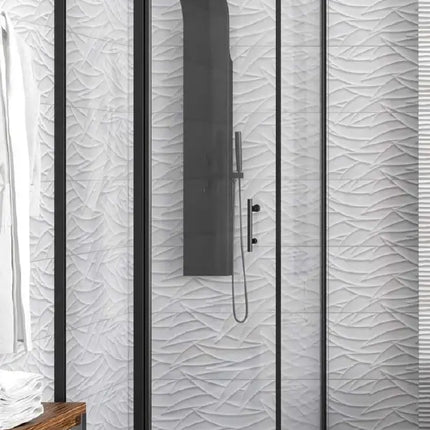 Vista tre quarti del box doccia profili neri H200cm apertura interna esterna con colonna doccia nera