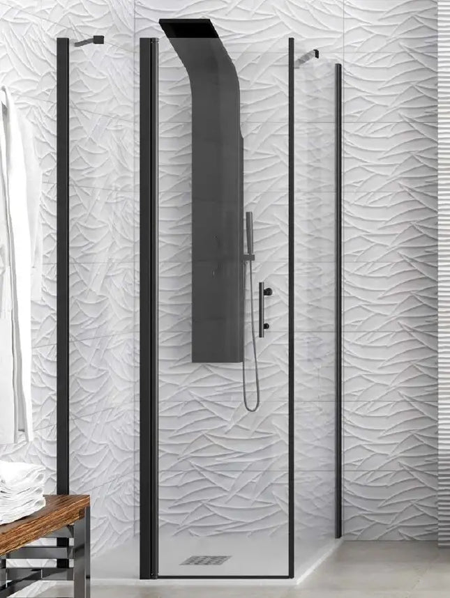 Vista tre quarti del box doccia profili neri H200cm apertura interna esterna con colonna doccia nera