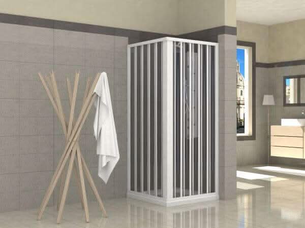 Box doccia PVC soffietto H185 angolare con apertura totale, profili bianchi, ambientato in bagno moderno con appendiabiti in legno