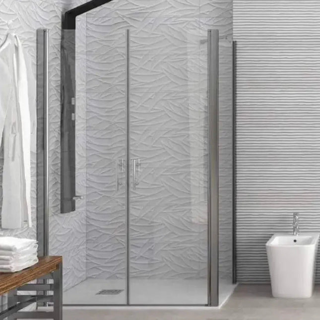 Vista angolata del box doccia saloon 6mm H200cm con lato fisso e sanitario bianco in bagno moderno chiaro