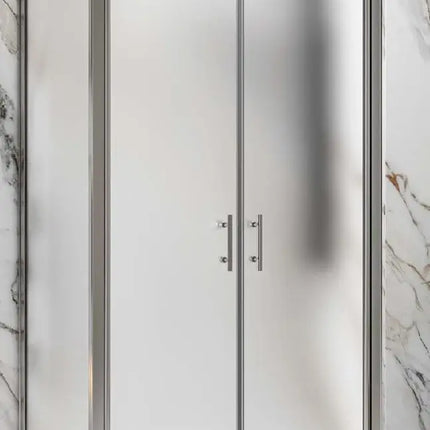 Vista tre quarti della porta saloon satinata 6mm H200cm con colonna doccia nera e profili cromati in bagno