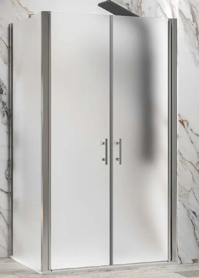 Vista tre quarti della porta saloon satinata 6mm H200cm con colonna doccia nera e profili cromati in bagno