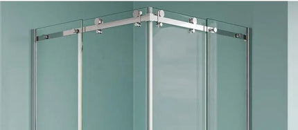Dettaglio binario superiore inox con cursori scorrevoli e raccordo angolare cromato, box doccia trasparente 8mm