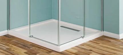 Dettaglio piatto doccia bianco con scarico lineare e profilo a pavimento inox, box doccia scorrevole 8mm