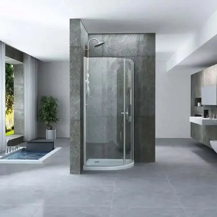 Box doccia semicircolare Cassiopea cristallo 6mm H190 in ampio bagno luminoso con grandi finestre e pavimento grigio