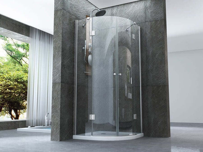 Box doccia semicircolare Leo doppia anta battente cristallo 8mm H195 in bagno moderno con pietra grigia e finestra