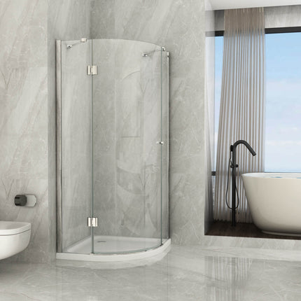 Box doccia semicircolare anta battente cristallo 8mm H195 in bagno moderno con vasca freestanding e finestra
