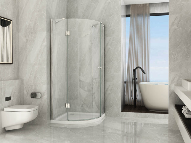 Box doccia semicircolare anta battente cristallo 8mm H195 in bagno moderno con vasca freestanding e finestra