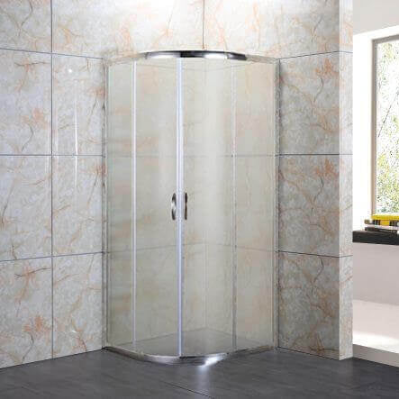 Box doccia semicircolare opaco satinato 4mm H190, doppia anta scorrevole cromata, su piatto doccia con rivestimento effetto marmo beige