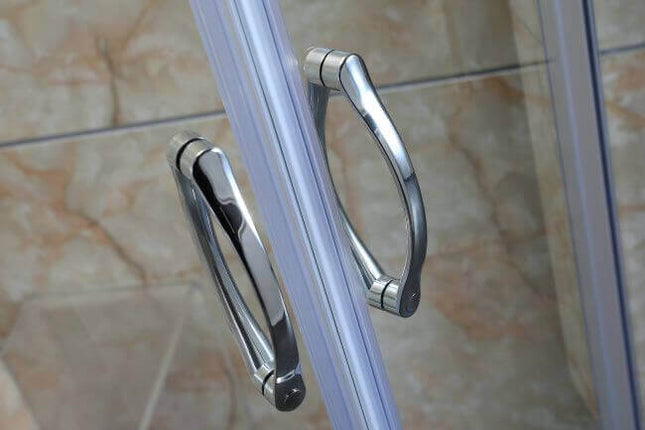 Dettaglio maniglie cromate a ponte del box doccia semicircolare trasparente 4mm, doppia scorrevole, con profili alluminio satinato