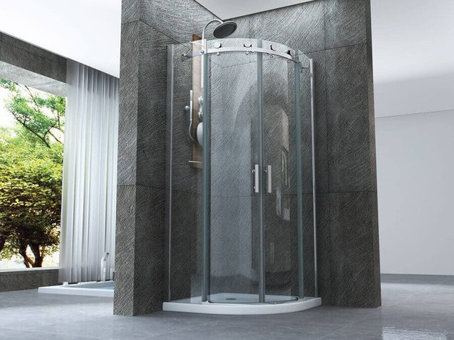 Box doccia semicircolare Virgo doppia anta scorrevole cristallo 8mm H195 in bagno moderno con pietra grigia e finestra