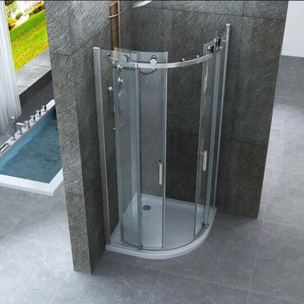 Box doccia semicircolare Virgo doppia anta scorrevole cristallo 8mm H195 ambientato in bagno con pietra grigia