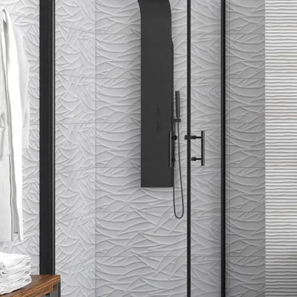 Vista tre quarti del box doccia doppia battente profili neri H200cm cristallo trasparente in bagno moderno