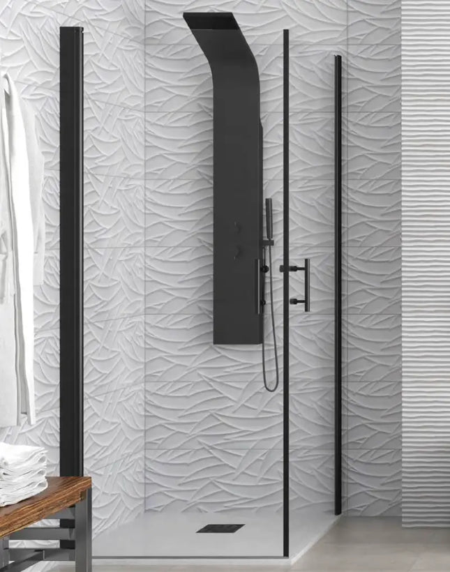 Vista tre quarti del box doccia doppia battente profili neri H200cm cristallo trasparente in bagno moderno