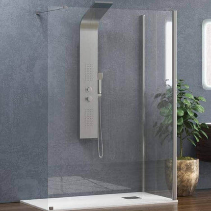 Vista tre quarti del box doccia walk-in H200cm 8mm con lato fisso e profili cromati su piatto bianco
