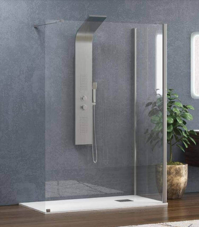 Vista tre quarti del box doccia walk-in H200cm 8mm con lato fisso e profili cromati su piatto bianco