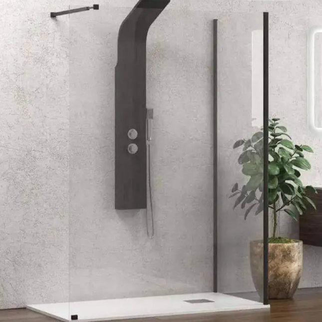 Box doccia walk-in profili neri H200cm cristallo 8mm anticalcare con colonna doccia nera in bagno minimalista