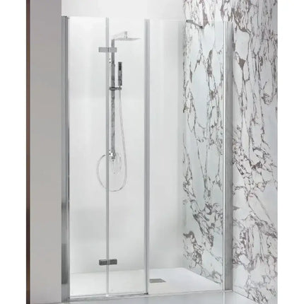 Porta doccia a libro con fisso 6mm H200cm nicchia, profili cromati, in bagno con rivestimento effetto marmo arabescato bianco-grigio