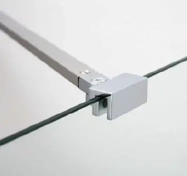 Dettaglio staffa di supporto porta doccia a libro 6mm: barra cromata orizzontale con morsetto porta-vetro su profilo fisso