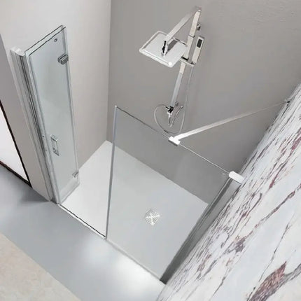 Vista dall'alto porta a libro con fisso 6mm: anta aperta su piatto bianco con rivestimento marmo rosa, apertura interna ed esterna