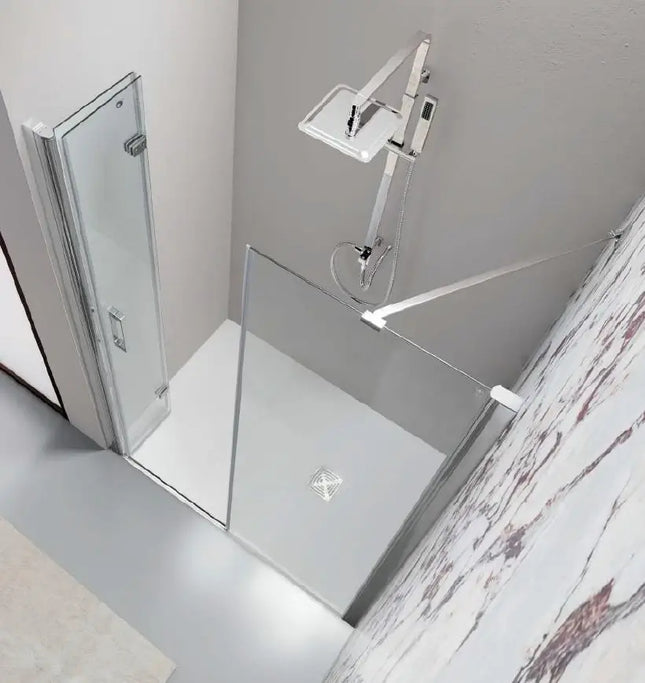 Vista dall'alto porta a libro con fisso 6mm: anta aperta su piatto bianco con rivestimento marmo rosa, apertura interna ed esterna