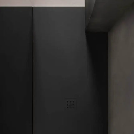 Piatto doccia in ceramica nero matt spessore 3cm in nicchia total black, con griglia di scarico quadrata in tinta e parete scura