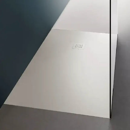 Piatto doccia in ceramica 3cm bianco matt con griglia di scarico inox rettangolare, in angolo doccia con parete blu petrolio