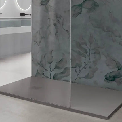 Piatto doccia ceramica cemento matt 3cm in bagno moderno con parete decorata a motivi botanici, doppio lavabo e specchi tondi