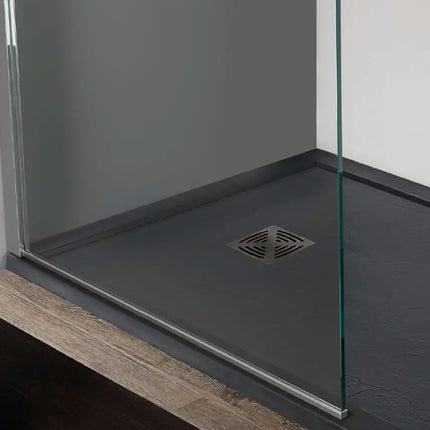 Piatto doccia antracite con bordo perimetrale in box doccia con parete in cristallo, griglia quadrata e mensola in legno