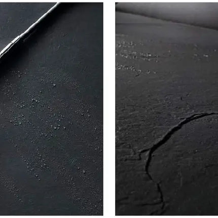 Dettaglio della superficie antracite effetto pietra del piatto doccia Flat: texture antiscivolo con gocce d'acqua e bordo ribassato
