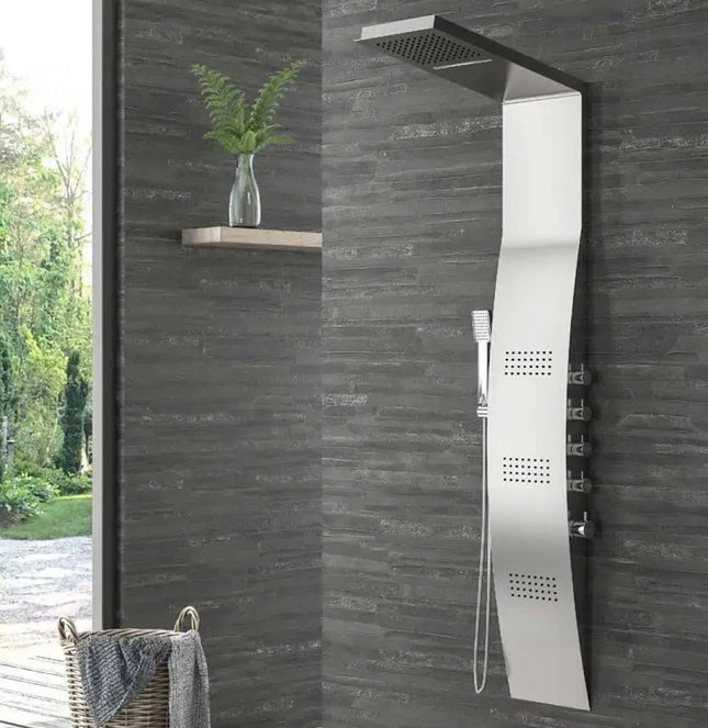 Colonna doccia idromassaggio con cascata in acciaio inox, idrogetti, comandi laterali ambientata
