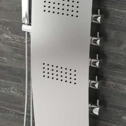 Dettaglio idrogetti e comandi laterali cromati e uscite cascata su colonna inox