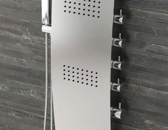 Dettaglio idrogetti e comandi laterali cromati e uscite cascata su colonna inox