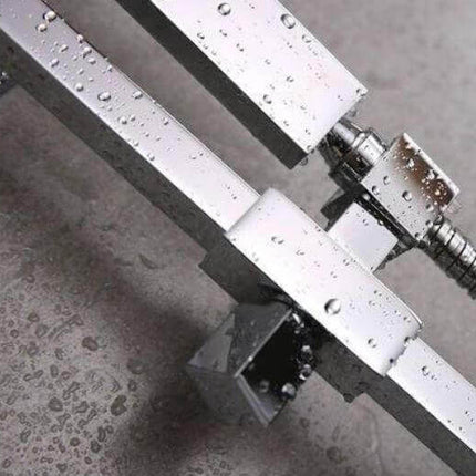 Dettaglio macro profilo cromato squadrato con gocce d'acqua, finitura lucida