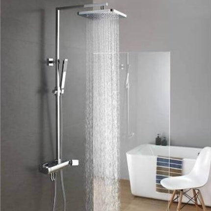 Colonna doccia termostatica con soffione quadrato in box doccia con vasca sullo sfondo