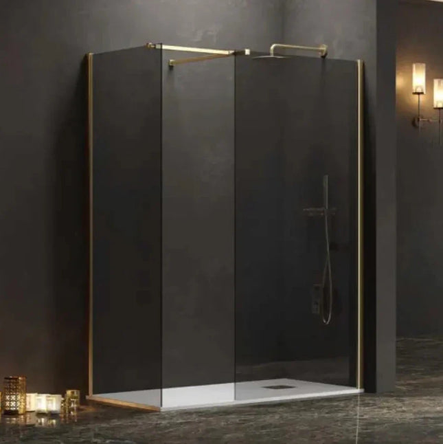 Doccia walk-in a due pareti in cristallo fumè H200cm 8mm con profili color oro in bagno di design scuro
