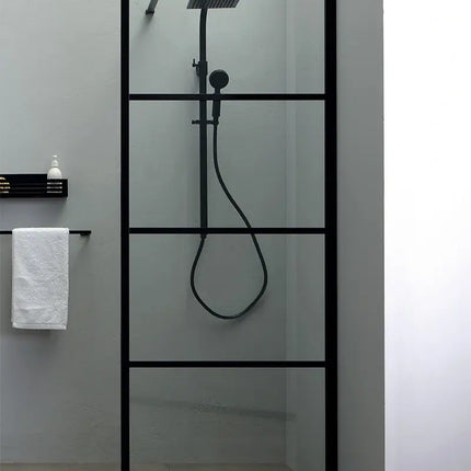 Vista frontale della parete doccia walk-in con telaio nero opaco a quattro riquadri e cristallo trasparente 8mm