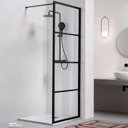 Parete doccia walk-in con telaio finestrato nero opaco e cristallo 8mm in bagno moderno con lavabo e tappeto rosso