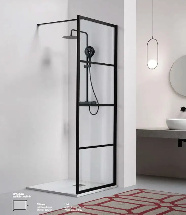 Parete doccia walk-in con telaio finestrato nero opaco e cristallo 8mm in bagno moderno con lavabo e tappeto rosso
