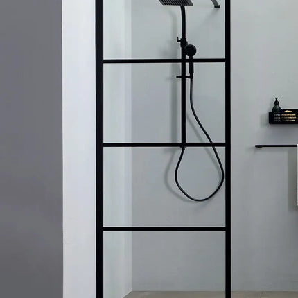 Parete walk-in stile industrial con griglia nera a quattro sezioni, cristallo 8mm, colonna doccia e mensola nera