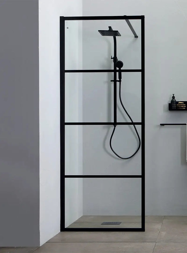 Parete walk-in stile industrial con griglia nera a quattro sezioni, cristallo 8mm, colonna doccia e mensola nera