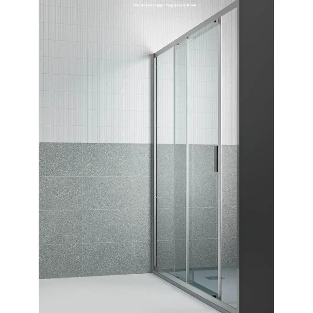Porta doccia scorrevole EASY nicchia 6mm H200cm cromata, vista laterale con piastrelle bianche verticali e rivestimento granito grigio