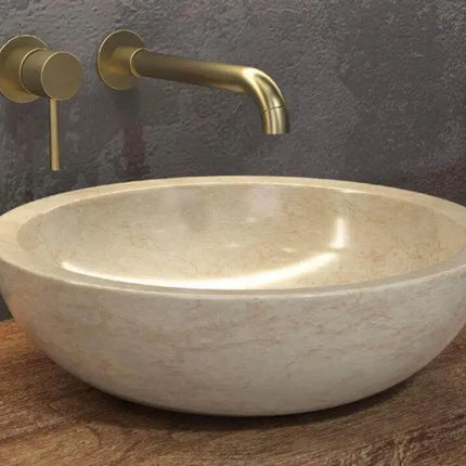 Lavabo basso da appoggio in marmo crema Karag Elena 40cm H12: forma ovale bassa con superficie liscia lucidato resina, rubinetteria oro a muro