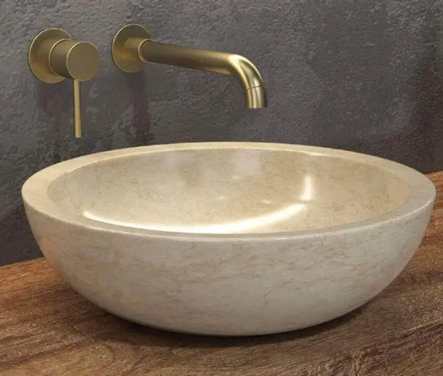 Lavabo basso da appoggio in marmo crema Karag Elena 40cm H12: forma ovale bassa con superficie liscia lucidato resina, rubinetteria oro a muro